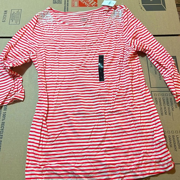 Banana Republic- New with tag - Size Large 
Women’s top. 
Never worn. - Picture 1 of 4